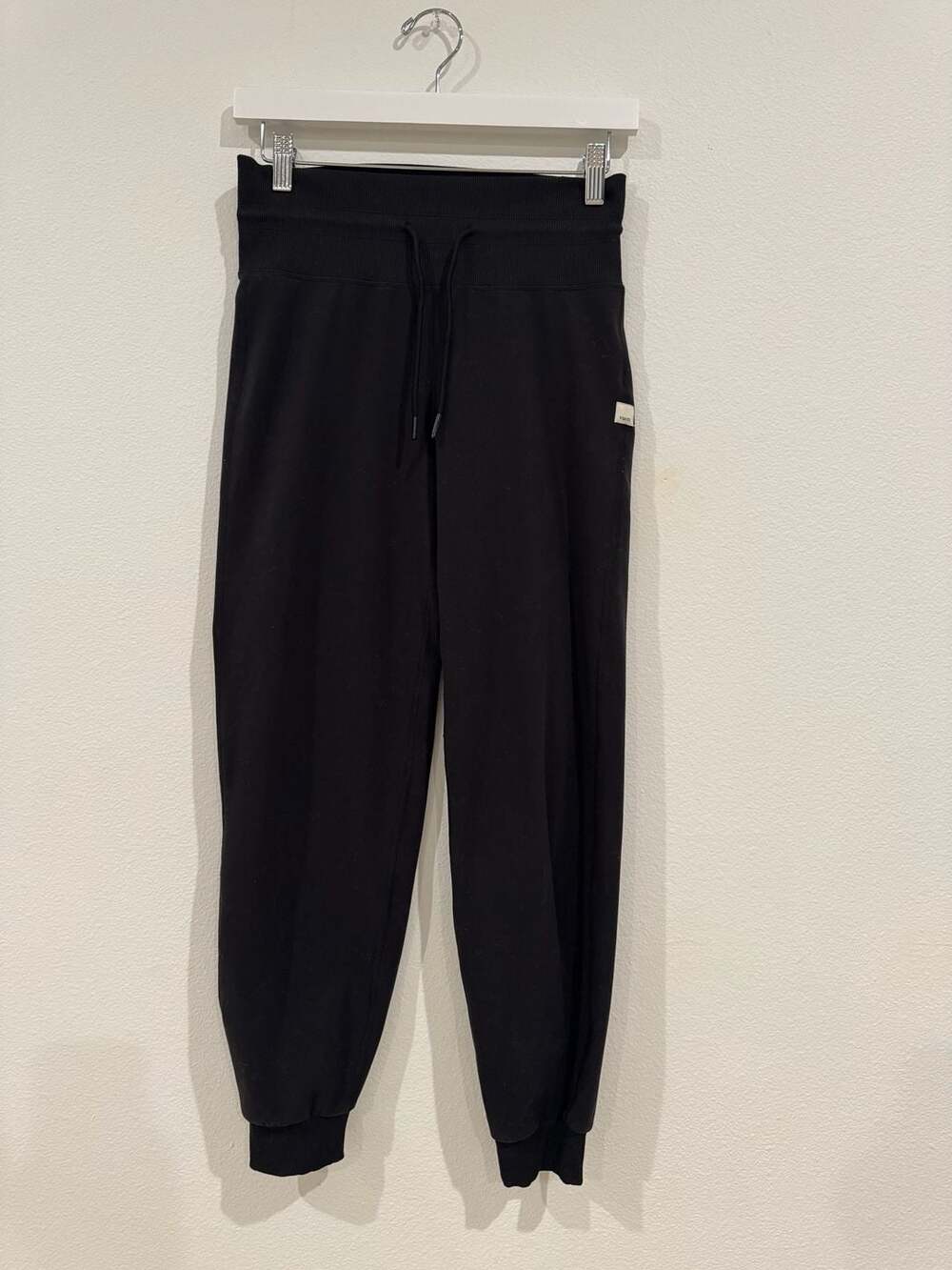 Vuori black high-waisted performance joggers with ribbed waistband and cuffs - Picture 8 of 11